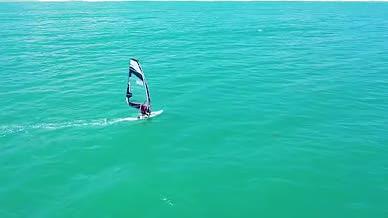 4k航拍三亚帆船水上娱乐项目风光视频的预览图